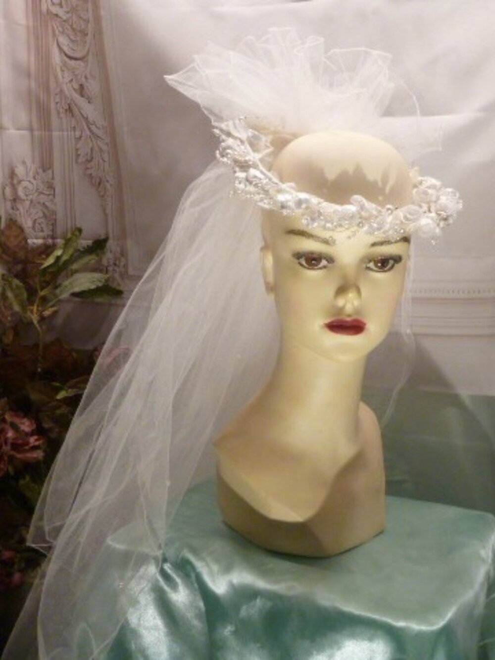 Source Unknown Vintage White Bridal Veil Headpiece